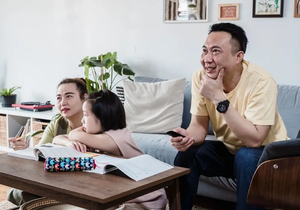 Gia đình trẻ quây quần trong phòng khách