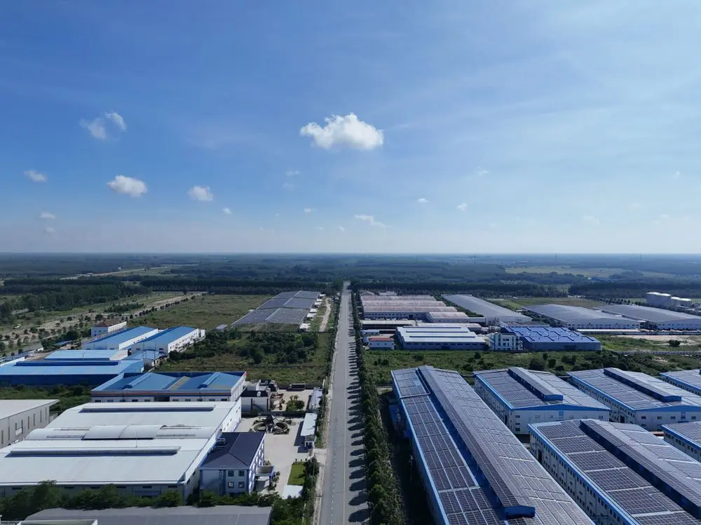 Khu công nghiệp với dãy nhà xưởng nhìn từ trên cao